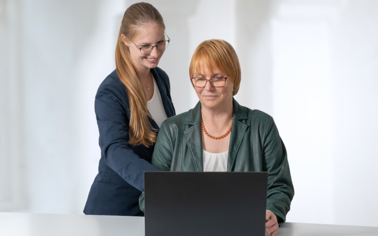 Dr. Heike Zeriadtke und Annika Zeriadtke beim gemeinsamen Arbeiten am Laptop.