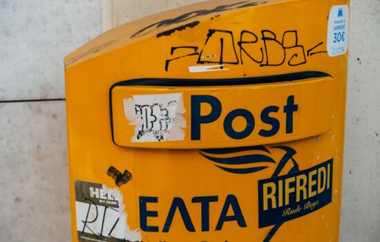 Briefkasten mit Aufklebern und Graffiti versehen.