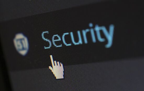 Verpixeltes Bild von "Security" in blauer Leuchtschrift mit einem Mauszeiger in Handform welcher darauf Zeigt.