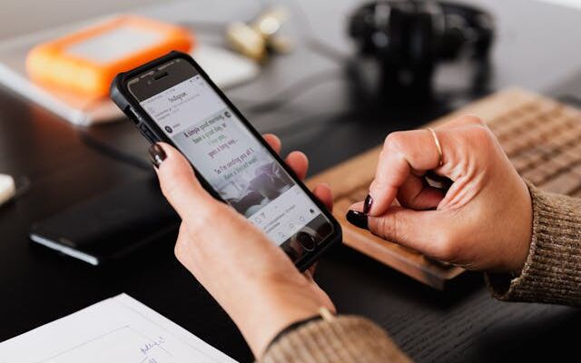 Eine Frau schaut sich auf ihrem Smarthphone verschiedene Social Media Kanäle an.