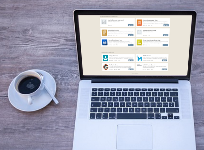 Laptop auf dem Erweiterungen von Contao angezeigt werden. Daneben steht eine Tasse mit Kaffee.