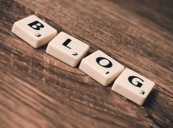 Blog Buchstabenauf braunem Holz