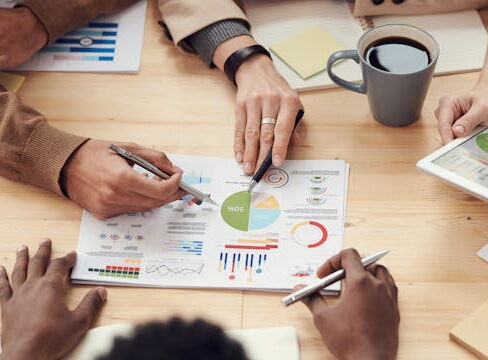 Ein Team aus der Agentur bespricht die Auswertung der neuen Marketing Strategie mit den Unternehmern.