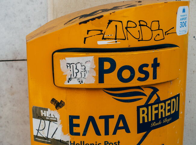 Briefkasten mit Aufklebern und Graffiti versehen.