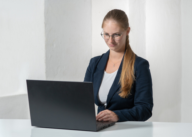 Annika Zeriadtke bei der Content Erstellung.