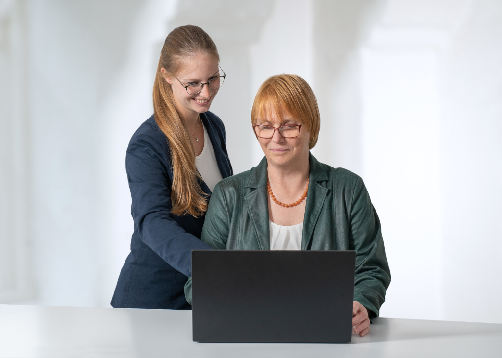Dr. Heike Zeriadtke und Annika Zeriadtke beim gemeinsamen Arbeiten am Laptop.