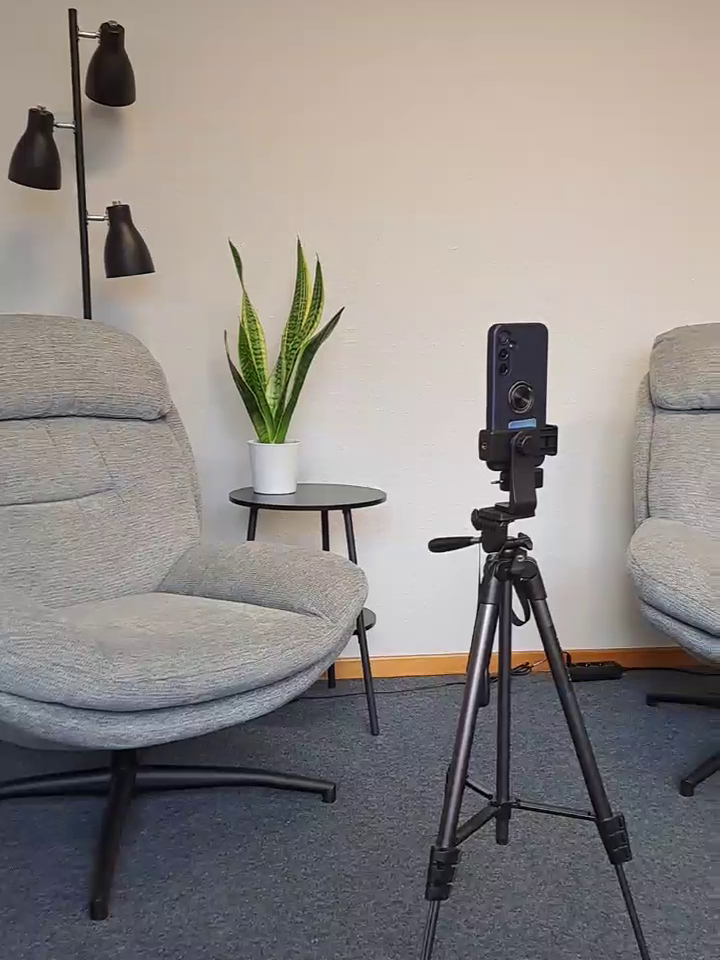 Unsere Sitzecke mit einem Stativ davor, auf dem ein Handy zum Contentdreh bereitsteht.