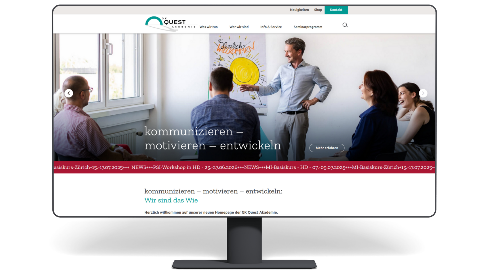 Startseite der Website GK Quest auf einem großen Monitor.